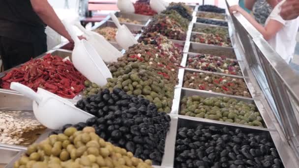 市場の窓に販売のための様々なマリネオリーブ 地中海料理 ダイエット健康食品 — ストック動画