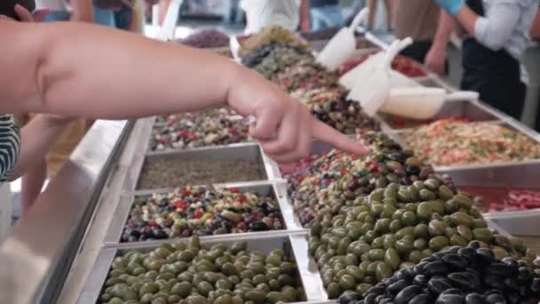 市場の窓に販売のための様々なマリネオリーブ 地中海料理 ダイエット健康食品 — ストック動画