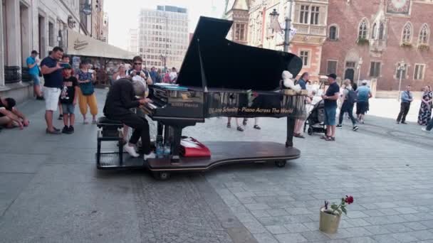 Strange Gray Haired Senior Musiker Spelar Jazz Sällsynt Flygel För — Stockvideo