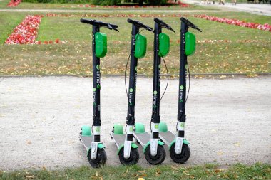 Dört elektrikli scooter Lime-S bir şehir kaldırımda üst üste park