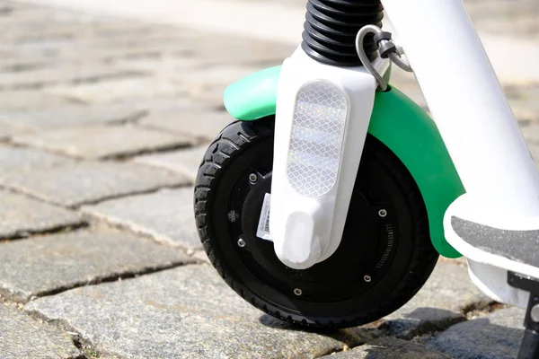 Elektroroller geparkt auf dem Bürgersteig in der Altstadt. Radkl — Stockfoto