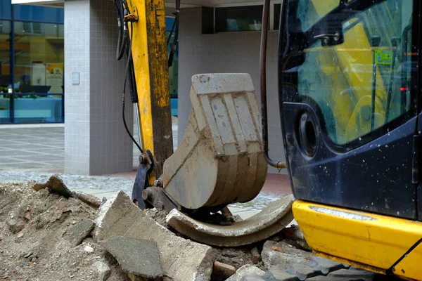 Close - up dei lavori secchio escavatore su un marciapiede in città ce — Foto Stock