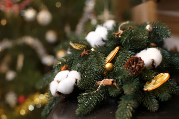 Рождественские украшения из искусственной елки, хлопка — стоковое фото