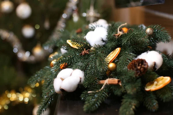 Χριστουγεννιάτικα στολίδια κατασκευασμένο από τεχνητό χριστουγεννιάτικο δέντρο, βαμβάκι — Φωτογραφία Αρχείου