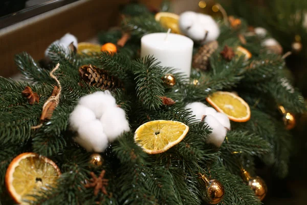 Kerstversiering gemaakt van kunstmatige kerstboom, katoen — Stockfoto