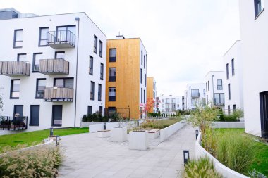 Modern apartmanların konforlu avlusunda kaldırım.