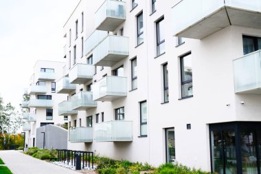 Modern apartmanların konforlu avlusunda kaldırım.