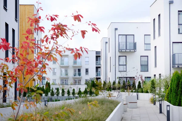 Modern apartmanların konforlu avlusunda kaldırım.