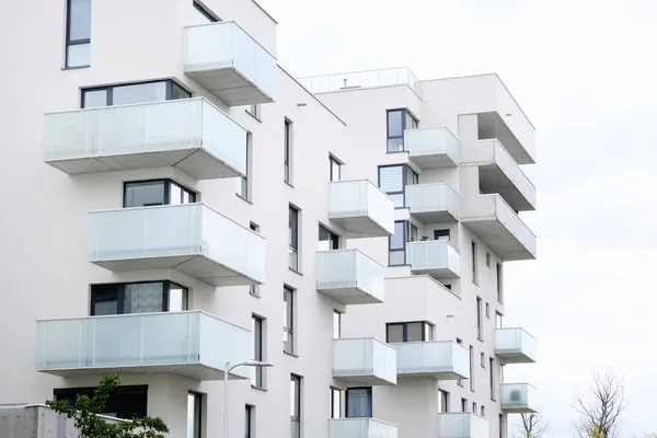 Außenseite eines modernen Mehrfamilienhauses mit Balkon und weißer — Stockfoto