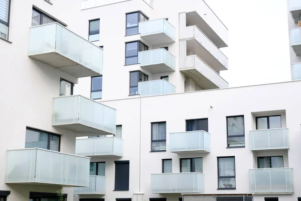 Buiten van een modern appartementencomplex met balkon en wit — Stockfoto