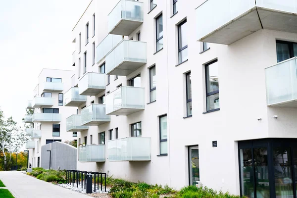 Modern apartmanların konforlu avlusunda kaldırım.