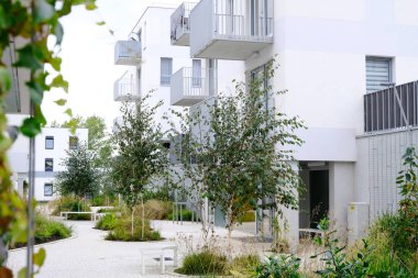 Modern apartmanların konforlu avlusunda kaldırım.
