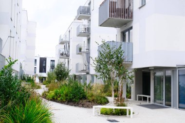 Modern apartmanların konforlu avlusunda kaldırım.