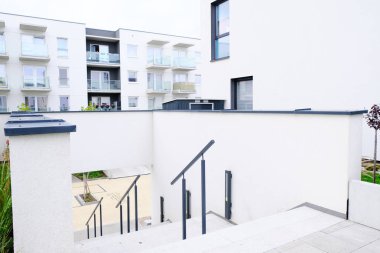 Modern apartmanların olduğu bir bölgede merdiven..