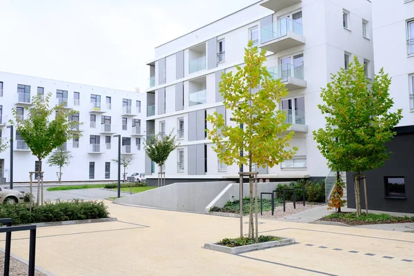 Sidewalk in een gezellige binnenplaats van moderne appartementencomplex Stockafbeelding