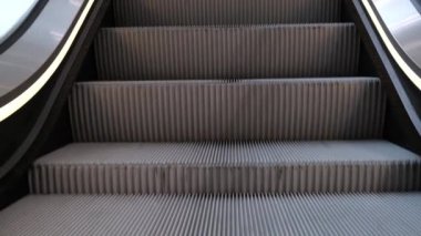 Alışveriş merkezinde yürüyen merdiven kapanıyor..