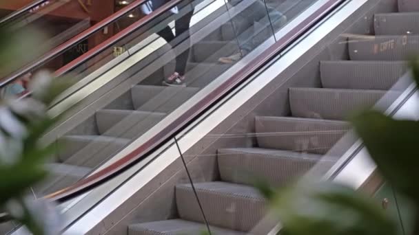 Movendo Escada Rolante Shopping Center Perto — Vídeo de Stock
