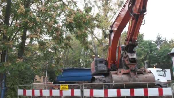 Wroclaw Polen Oktober 2019 Rode Graafmachine Werken Een Straat Van — Stockvideo