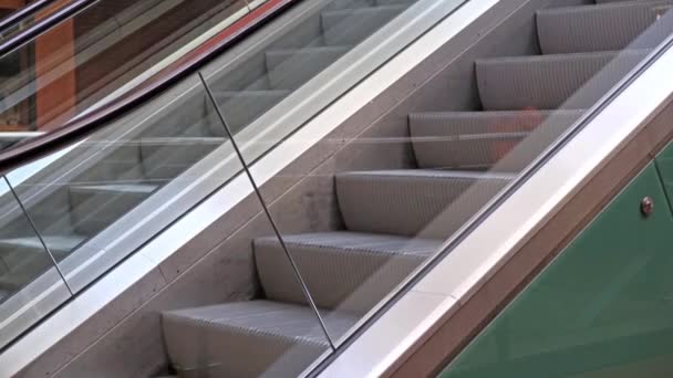 在购物中心上移动自动扶梯关闭 — 图库视频影像
