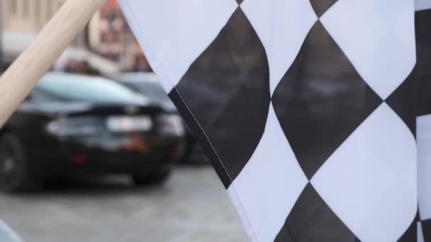 Moderní Luxusní Auta Stojí Výstavě Pozadí Černobílé Závodní Vlajky — Stock video