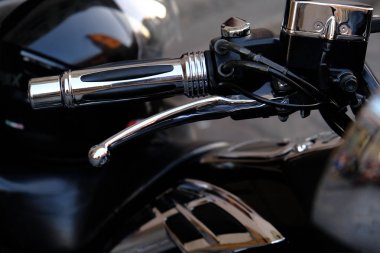 Lüks, güçlü bir motorsikletin parçaları. Hız denetimi ve 