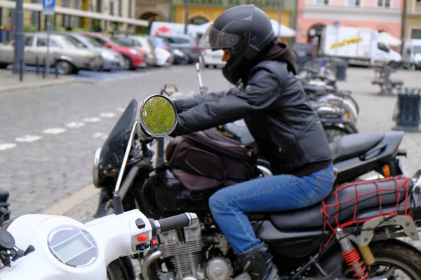 Scooter urbano branco e mulher desfocada em uma moto preta poderosa — Fotografia de Stock