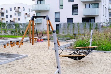 Hamak ve salıncak çocuk parkında rahat avluda 