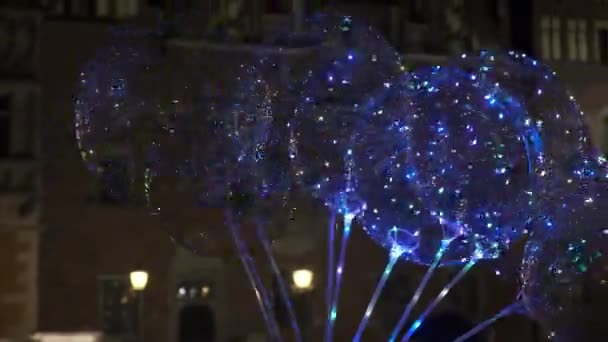 Luftballons Mit Bunten Led Lichtern Werden Auf Der Nächtlichen Straße — Stockvideo