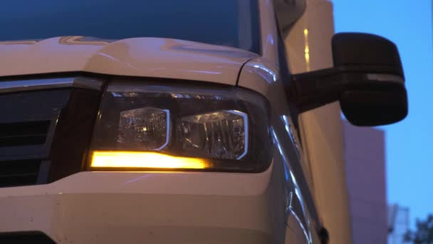 Camión Comercial Blanco Está Estacionado Una Calle Nocturna Ciudad Faros — Vídeo de stock