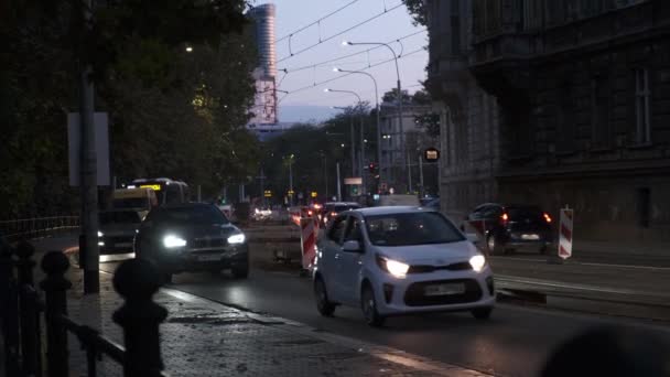 Muchos Coches Conducen Por Calle Ciudad Nocturna Con Los Faros — Vídeo de stock