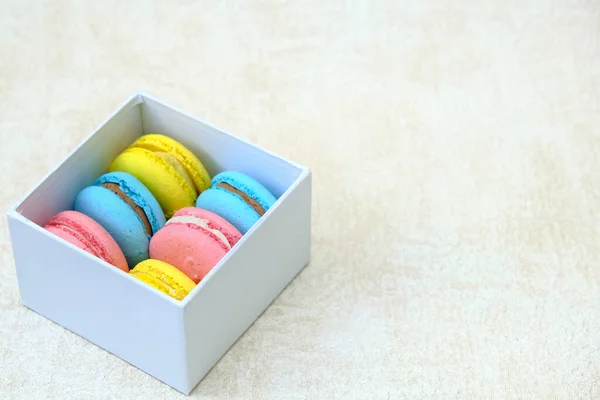 Kleurrijke Franse Zoete Gebak Macarons Witte Geschenkdoos Met Kopieerruimte Voor — Stockfoto