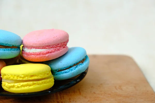 Kleurrijke Franse Zoete Gebak Macarons Glazen Plaat Een Houten Dienblad — Stockfoto