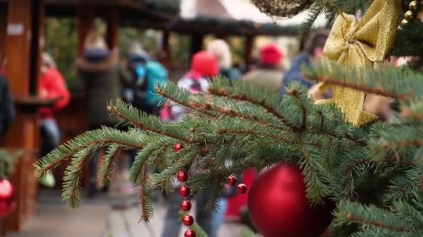 Fechar Uma Bola Natal Vermelha Girland Pendurar Uma Árvore Ano — Vídeo de Stock