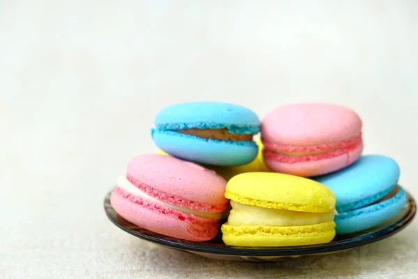 Close Van Kleurrijke Franse Zoete Taarten Macarons Glazen Plaat Voor — Stockfoto
