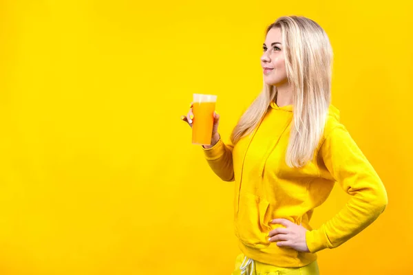 Mulher Loira Bonita Atraente Roupas Esportivas Casuais Amarelas Segurando Vidro — Fotografia de Stock