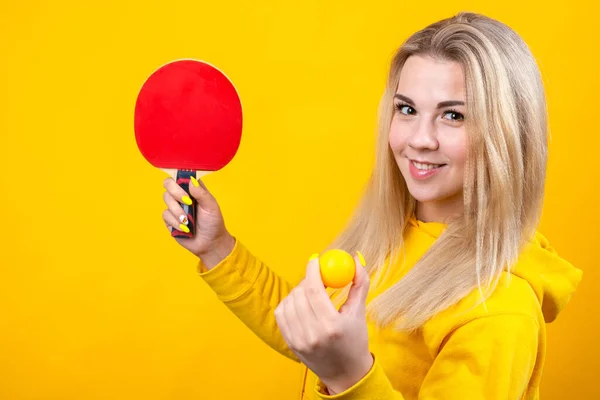 Sarı Spor Elbiseli Mutlu Sarışın Kadın Elinde Bir Top Raketle — Stok fotoğraf