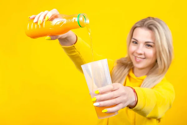 Alegre Bela Jovem Loira Amarelo Casual Roupas Esportivas Derramando Suco — Fotografia de Stock