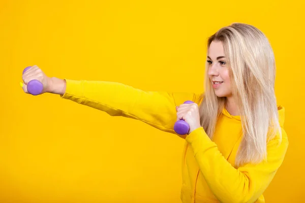 Attraktive Junge Blonde Frau Lässiger Gelber Sportkleidung Beim Kicktraining Mit — Stockfoto