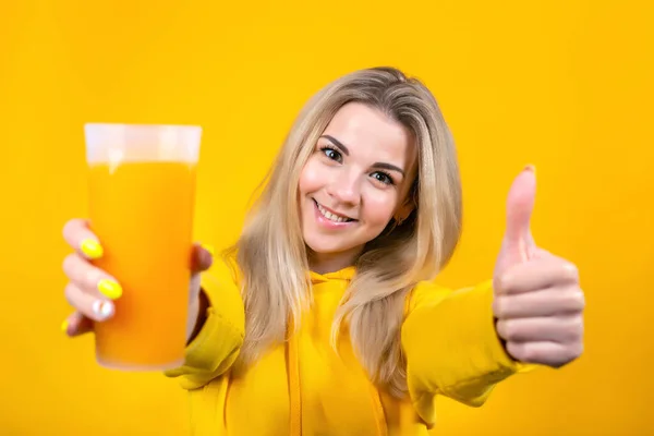 Porträt Der Schönen Jungen Blonden Frau Mit Orangensaftglas Daumen Hoch — Stockfoto