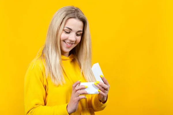 Retrato Una Joven Hermosa Mujer Rubia Caucásica Traje Deportivo Amarillo — Foto de Stock