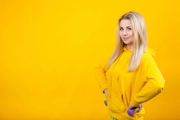 Glad Vacker Ung Blond Kvinna Avslappnade Gula Sportiga Kläder Gör — Stockfoto