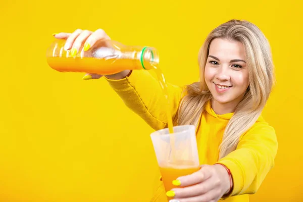 Feliz Bela Jovem Loira Roupas Esportivas Casuais Derramando Suco Laranja — Fotografia de Stock