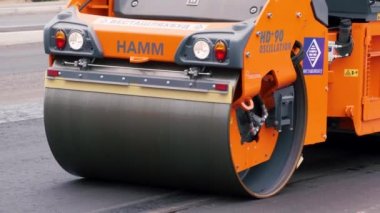 KRYVYI RIH, UKRAINE - Haziran 2020. Şehir caddesinde çalışan yol silindirleri. Yeni karayolu inşaatında ağır endüstriyel makineler.