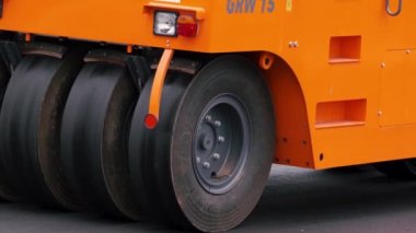 KRYVYI RIH, UKRAINE - Haziran 2020. Asfalt buz pateni pisti şehir caddesinde çalışıyor. Yeni karayolu inşaatında ağır endüstriyel makineler.