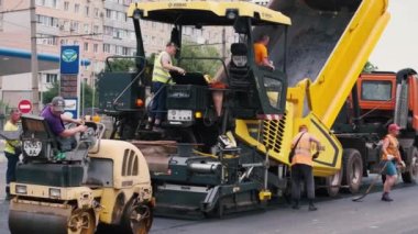 KRYVYI RIH, UKRAINE - Haziran 2020. Asfalt buz pateni pisti şehir caddesinde çalışıyor. Yeni karayolu inşaatında ağır endüstriyel makineler.