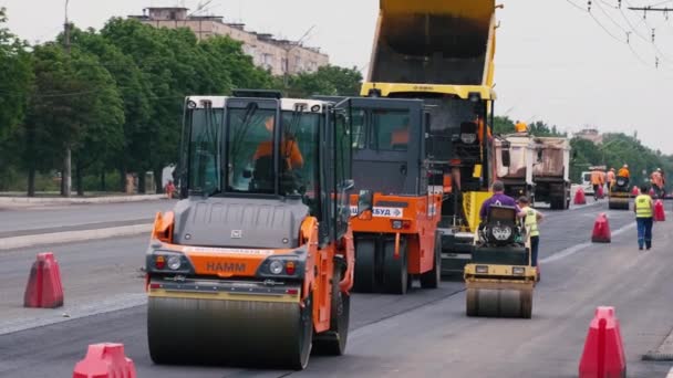 Kryvyi Rih Ukraina Juni 2020 Asfalt Skridskobanor Arbetar Stadsgata Tunga — Stockvideo