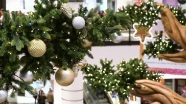 Sopping Mall 'ın Noel süslerinin kapanışı. Kalabalık alışveriş merkezinde yürüyor, yeni yıl alışverişi yapıyor.,.