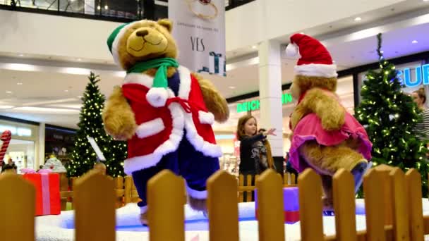WROCLAW, POLEN - JANUAR, 2020 - Zwei riesige künstliche Bärenpuppen im Weihnachtsmannkostüm laufen Schlittschuh. Neujahrskonzert für Kinder im Magnolia Park Einkaufszentrum