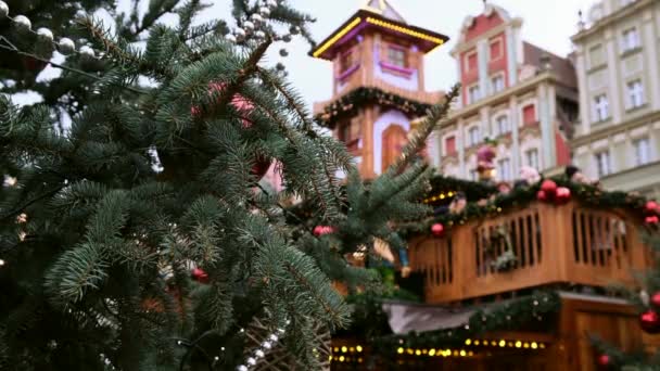 Versierde Natuurlijke Nieuwjaarsboom Een Feestelijke Kerstmarkt Een Oud Stadsplein — Stockvideo