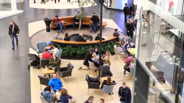 Wroclaw Poland January 2020 人们在购物中心的大厅里走着 坐在咖啡馆里 顾客们在商务中心休息 空中俯瞰 — 图库视频影像